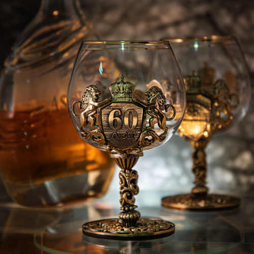 Бокалы - "Elegant Glassware Co" - Бокал для коньяка "Настоящий мужчина С юбилеем! 60 лет" из дерева, стекла, картона и латуни фото 8
